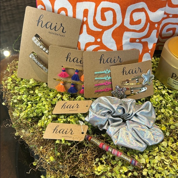 Buckhead Betties Orange/White Cosmetic Bag Set with Hair Care & Accessories NWT - Picture 2 of 9